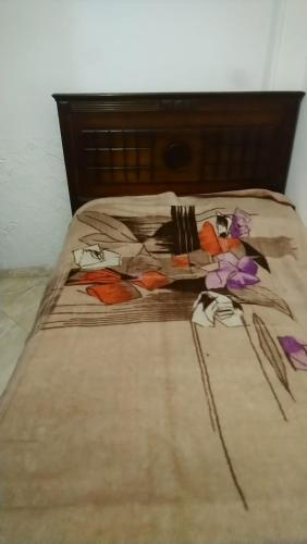 Una cama con un tenedor y flores. en الهرم en El Cairo