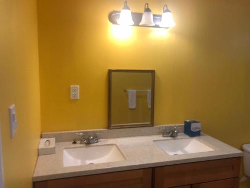 ein Badezimmer mit 2 Waschbecken und einem Spiegel in der Unterkunft palmvillo master suit 