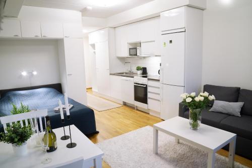 ein Wohnzimmer mit einem Sofa und einem Tisch in der Unterkunft Lovely Northern Apartment in Oulu