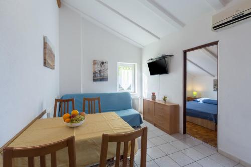 uma sala de estar com uma mesa de jantar e um quarto em Apartments with a parking space Karigador, Novigrad - 2534 em Karigador