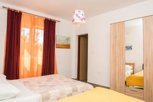 Postel nebo postele na pokoji v ubytování Family friendly house with a swimming pool Cista Velika, Vodice - 20234