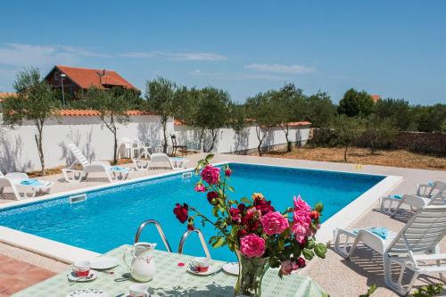 สระว่ายน้ำที่อยู่ใกล้ ๆ หรือใน Family friendly house with a swimming pool Cista Velika, Vodice - 20234