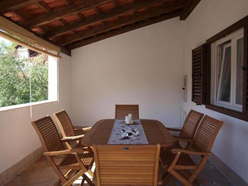 ein Esszimmer mit einem Holztisch und Stühlen in der Unterkunft Holiday house with a parking space Milna, Brac - 20140 in Milna