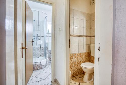 Kúpeľňa v ubytovaní Apartments by the sea Rogoznica - 2895