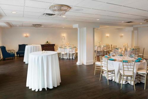 Ruang duduk di Nicollet Island Inn