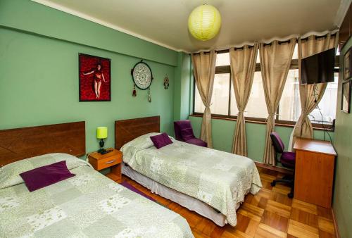 a bedroom with two beds and a window at Departamento Freire in Valparaíso