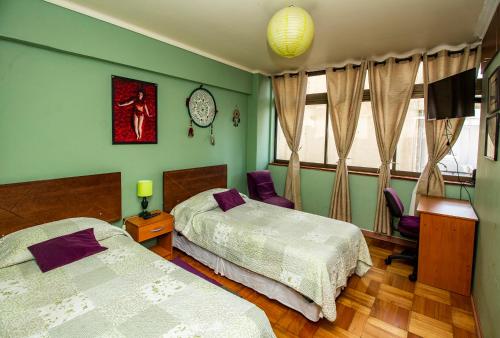 1 dormitorio con 2 camas y ventana en Departamento Freire, en Valparaíso