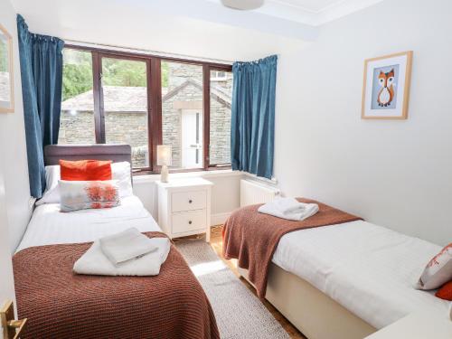 - 2 lits dans une chambre avec fenêtre dans l'établissement Babbling Brook, à Ambleside