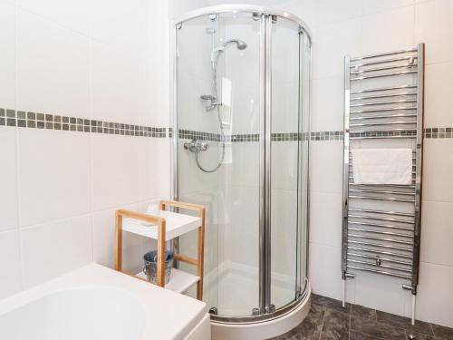 La salle de bains est pourvue d'une douche, de toilettes et d'un lavabo. dans l'établissement School Cottage, à Ambleside