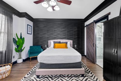 um quarto com uma cama e uma parede preta em Vine City Bee Hive em Atlanta