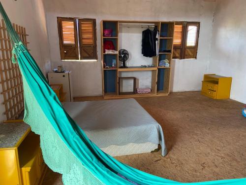 ein Schlafzimmer mit einer Hängematte in einem Zimmer in der Unterkunft Chalé na Praia de Macapá Piaui in Luis Correia