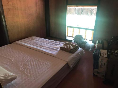 Un dormitorio con una cama grande con ventana. en Bee lucky homestay, en Cat Ba