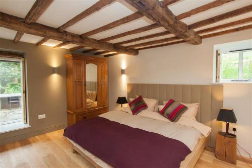 1 dormitorio con 1 cama grande y 2 almohadas en The Old Dairy en Ambleside