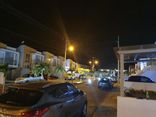 El barrio en el que está el departamento o un barrio cercano