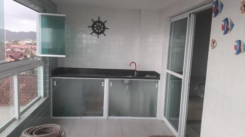 een keuken met een wastafel en een raam bij Residencial Santos Dumont in Mongaguá
