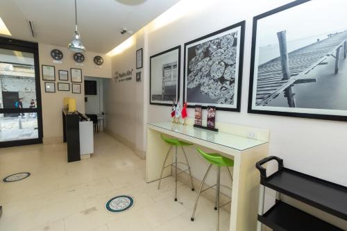 a room with a desk and a piano at Hoteles Piedra Alta by De Los Perez in San Andrés Tuxtla