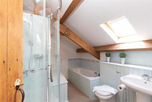 La salle de bains est pourvue d'une douche, de toilettes et d'un lavabo. dans l'établissement Lowfold Cottage, à Ambleside