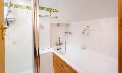 uma casa de banho com um chuveiro, uma banheira e um lavatório. em Lingmoor View em Ambleside