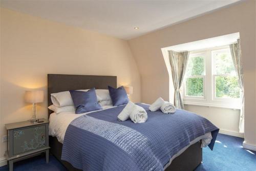 um quarto com uma cama com toalhas em Windermere Suite em Ambleside