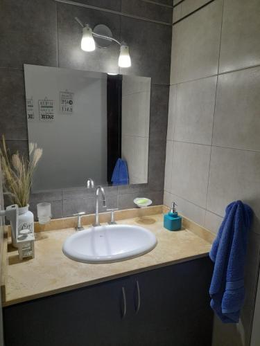 Bilik mandi di excelente casa con pileta
