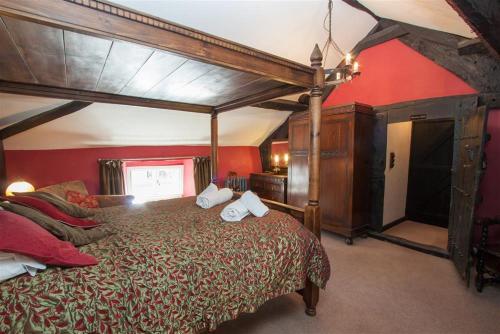 a bedroom with a large bed in a room at Yew Tree Farm in Coniston