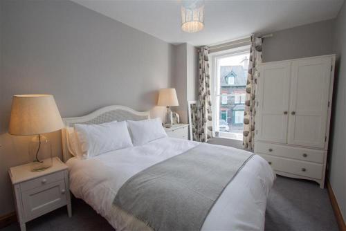- une chambre avec un grand lit et une fenêtre dans l'établissement Ashness House, à Keswick