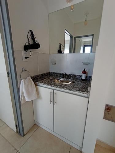 W łazience znajduje się umywalka i lustro. w obiekcie Alto Tucumán w Córdobie