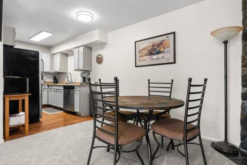 cocina con mesa y sillas en una habitación en Moose Meadows- Near the airport, centrally located, en Anchorage