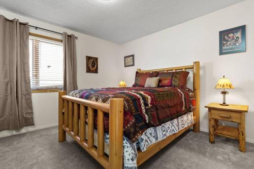En eller flere senge i et værelse på Moose Meadows- Near the airport, centrally located