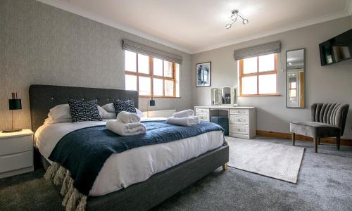 a bedroom with a bed with stuffed animals on it at Waltons Close in Stainton