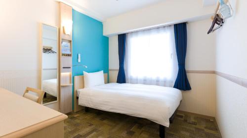 Ένα ή περισσότερα κρεβάτια σε δωμάτιο στο Toyoko Inn Tsubame Sanjo Ekimae