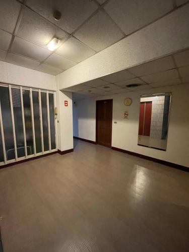una habitación vacía con una habitación grande sin intención en New Bright Hotel en Zhunan