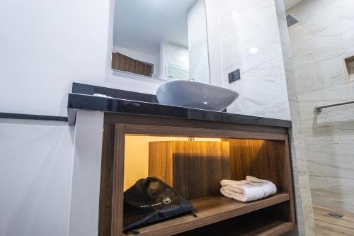 a bathroom with a fireplace with a sink at Hoteles Piedra Alta by De Los Perez in San Andrés Tuxtla