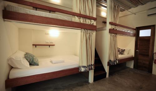 Krevet ili kreveti na sprat u jedinici u okviru objekta LaFinca Hostel Siargao