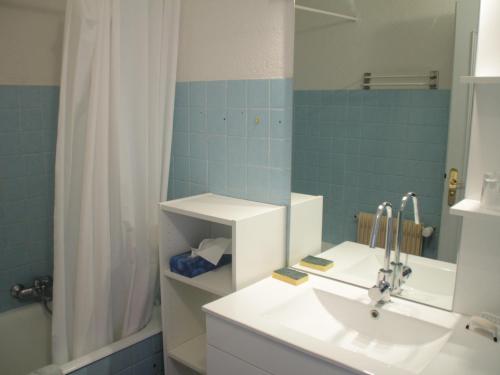 シャテルにあるAppartement Châtel, 3 pièces, 6 personnes - FR-1-200-198のバスルーム(シンク、シャワー付)