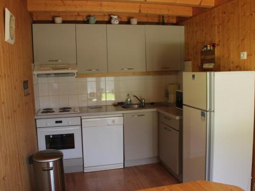 Een keuken of kitchenette bij Chalet Châtel, 5 pièces, 8 personnes - FR-1-200-212