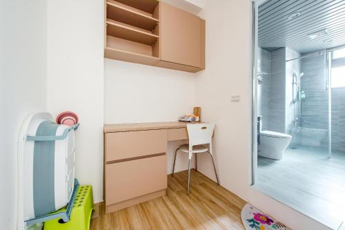 a small bathroom with a desk and a shower at Wenshui in Jiaoxi