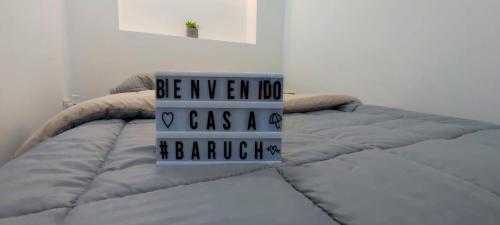 una señal sentada encima de una cama en Casa Baruch, en Bogotá