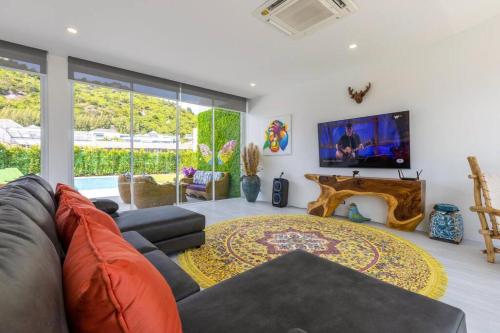 salon z kanapą i telewizorem w obiekcie Modern Tropical 4 Bedroom Pool Villa KH-B5 w mieście Khao Tao