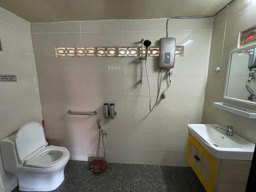 a bathroom with a toilet and a sink at Rumah Rehat Anjung Melayu Muslim in Melaka