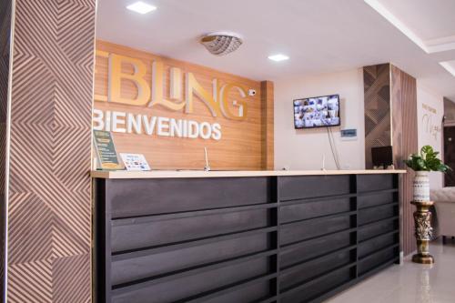 um bar num consultório dentário com uma placa na parede em Liebling Hotel Ciudad del Este em Ciudad del Este
