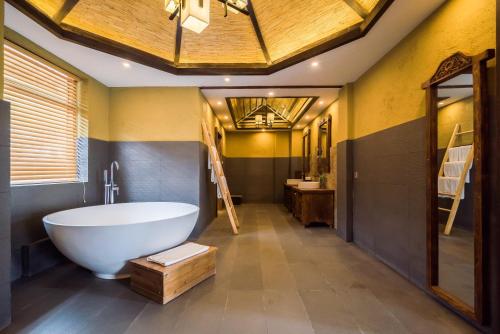 Ein Badezimmer in der Unterkunft The Ritz-Man Boutique Inn Lijiang