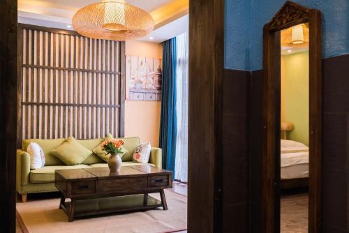 Ein Bett oder Betten in einem Zimmer der Unterkunft The Ritz-Man Boutique Inn Lijiang