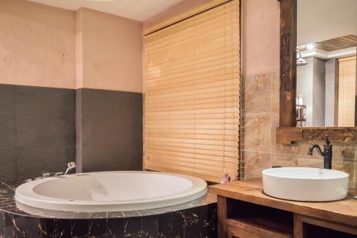 Ein Badezimmer in der Unterkunft The Ritz-Man Boutique Inn Lijiang