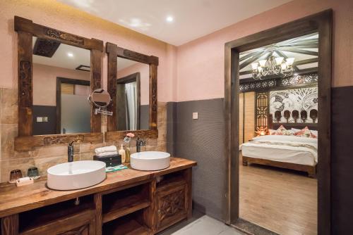 Ein Badezimmer in der Unterkunft The Ritz-Man Boutique Inn Lijiang