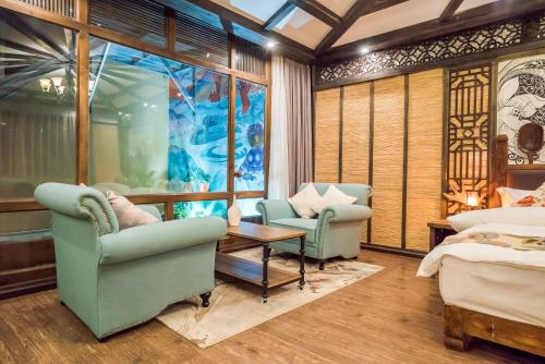 Ein Sitzbereich in der Unterkunft The Ritz-Man Boutique Inn Lijiang