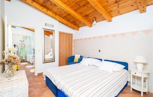 Postel nebo postele na pokoji v ubytování 4 Bedroom Cozy Home In Mlini