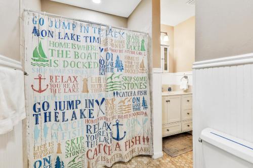 La salle de bains est pourvue d'un rideau de douche avec un écriteau. dans l'établissement Uncork and Unwind You are on Lake Time, à Sebring