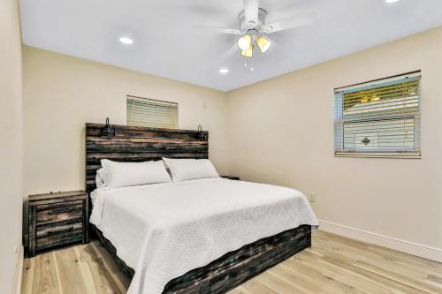 - une chambre avec un lit et un ventilateur de plafond dans l'établissement Uncork and Unwind You are on Lake Time, à Sebring