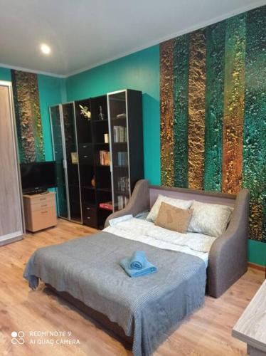 - une chambre avec un lit et un mur vert dans l'établissement Riga, Jelgavas street 48., à Riga